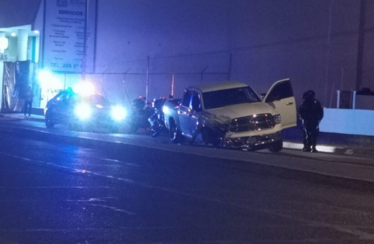 Conductor de una pick-up deja varias unidades chocadas a su paso por la avenida obreg&oacute;n al norte de Culiac&aacute;n