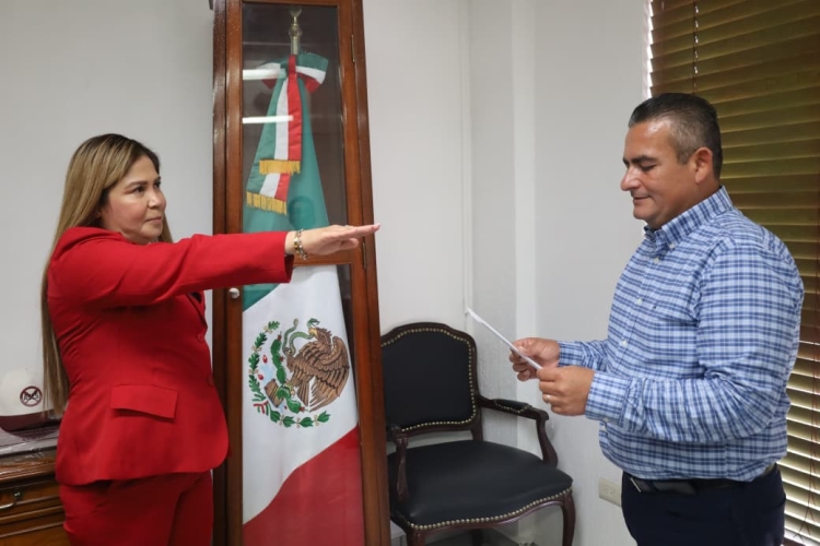 Alcalde de Navolato toma protesta a la Tesorera Municipal