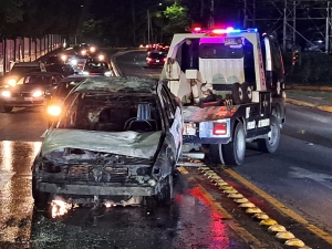 Resulta ileso, conductor de autom&oacute;vil que se quem&oacute; sobre la calzada Las Am&eacute;ricas, en Culiac&aacute;n