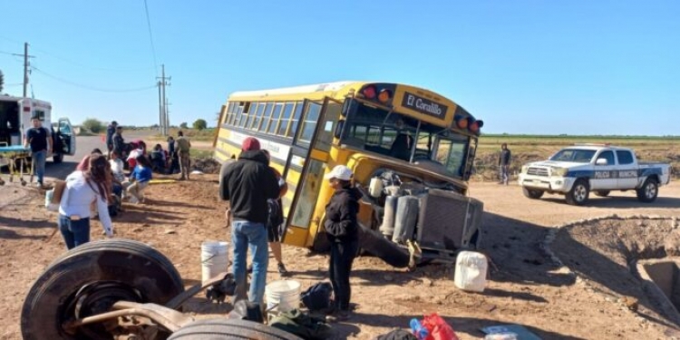 Diez jornaleros heridos en accidente de autob&uacute;s, en Guasave