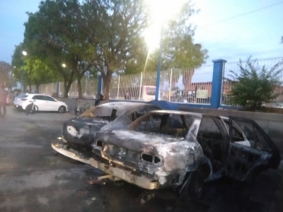 Quedan calcinados dos autom&oacute;viles que estaban estacionados en Cuidad Universitaria