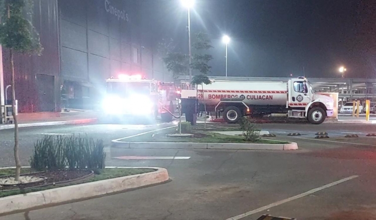 Desalojan Plaza Cin&eacute;polis por incendio en local de comida china, en Culiac&aacute;n