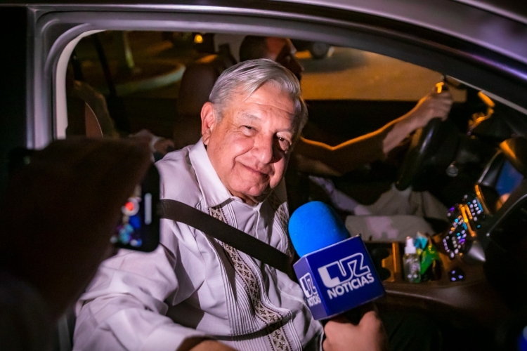 Con la banda sinaloense recibe Rocha Moya al Presidente L&oacute;pez Obrador