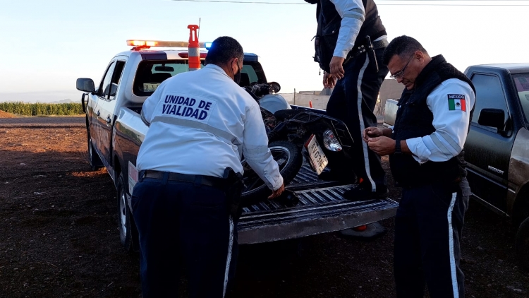 Grave se encuentra un motociclista embestido por cami&oacute;n de carga sobre La 20, en Culiac&aacute;n
