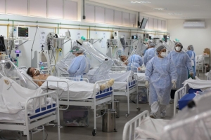 Hospitales en riesgo: perder&iacute;an personal por efectos secundarios de vacuna contra el COVID