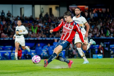 Sin rendirse, Chivas remonta ante Pumas y suma tres triunfos al hilo