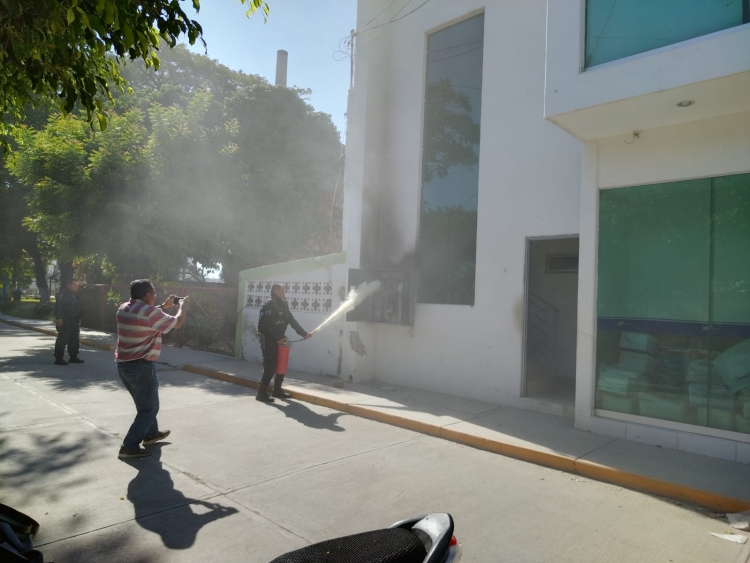 Evacuan a clientes de sucursal bancaria de Eldorado por incendio, en Culiac&aacute;n