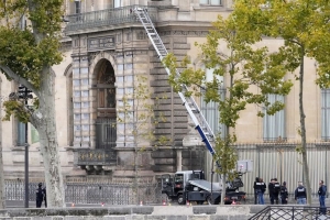 Par&iacute;s: a&uacute;n no hay detenidos por el robo en el Museo del Louvre; se multiplican pases de factura y las hip&oacute;tesis sobre el bot&iacute;n