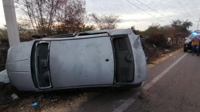 Conductor resulta herido en volcadura sobre la carretera Culiac&aacute;n-Eldorado