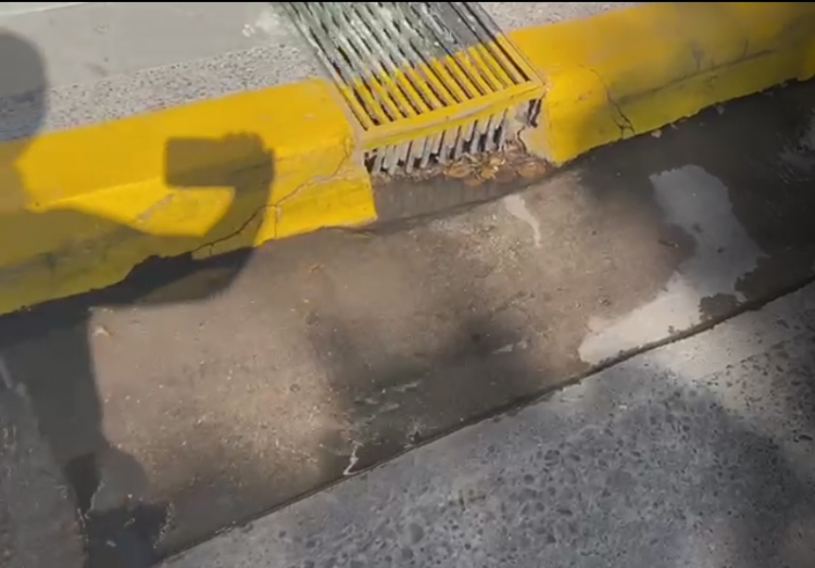Vecinos de La Campi&ntilde;a denuncian fuga de aguas negras a las puertas de colegio