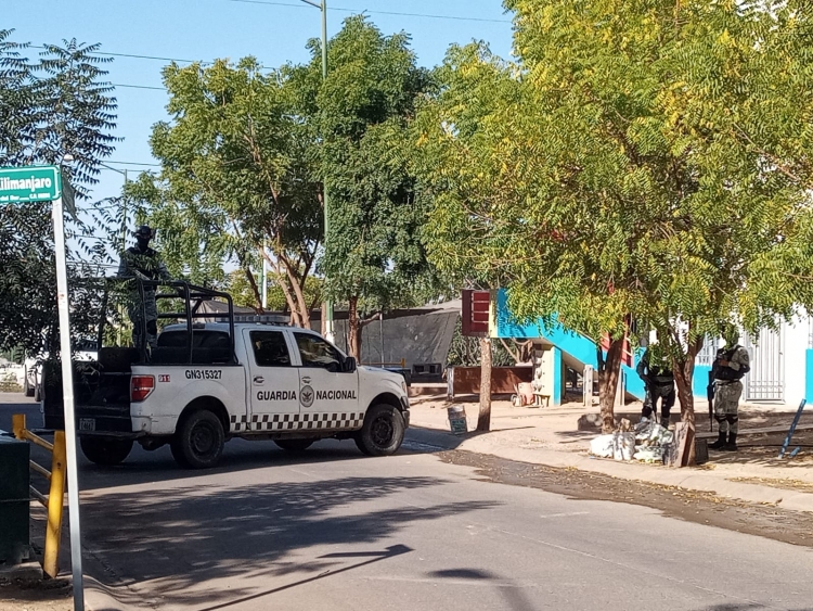 Ej&eacute;rcito y GN sitian edificio en Alturas del Sur, en Culiac&aacute;n