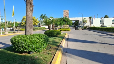 Aseguran camioneta presuntamente usada para colocar "narcomantas" en distintos puntos de Culiac&aacute;n