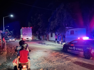 Cami&oacute;n de paqueter&iacute;a tumba cinco postes de la luz en la colonia 5 de Febrero, Culiac&aacute;n