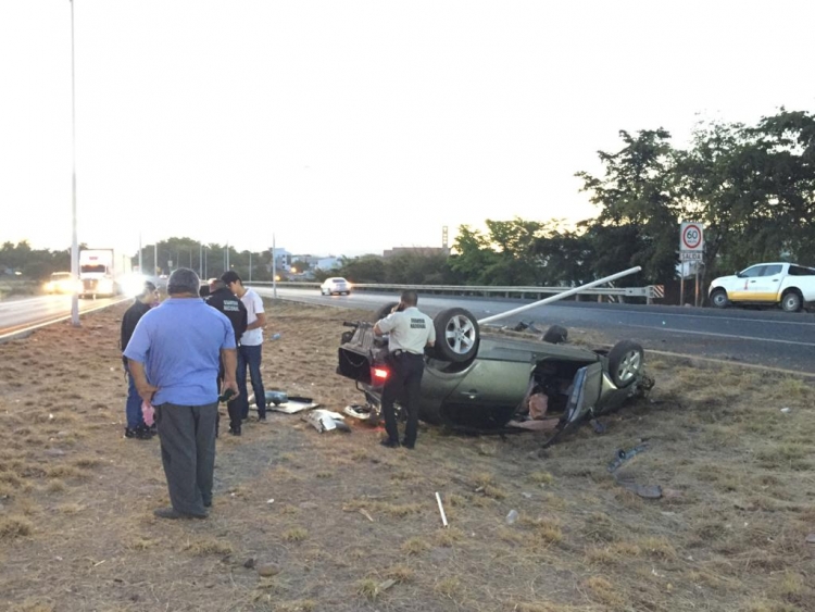 Aparatosa volcadura sobre la Costerita deja saldo de un joven lesionado, en Culiac&aacute;n