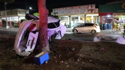 Joven muere prensado tras chocar en su veh&iacute;culo contra un &aacute;rbol, en Culiac&aacute;n