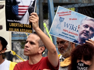 En el Z&oacute;calo, L&oacute;pez Obrador se compromete a seguir pidiendo la libertad de Assange
