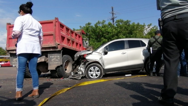 Fatal accidente deja dos hermanos muertos en crucero de Pericos
