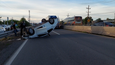 &iexcl;Volvi&oacute; a nacer! Volcadura en Campo El Diez, Culiac&aacute;n deja da&ntilde;os materiales