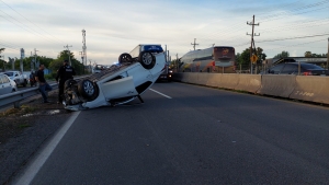 &iexcl;Volvi&oacute; a nacer! Volcadura en Campo El Diez, Culiac&aacute;n deja da&ntilde;os materiales