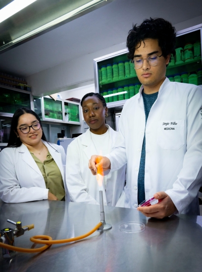 La medicina no tiene fronteras! Estudiantes de Canad&aacute; y Brasil viven la experiencia de la investigaci&oacute;n en la UAS