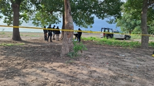 Un Hombre es localizado asesinado a balazos en Navolato; lo dejaron recargado en un &aacute;rbol