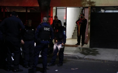 En CdMx, j&oacute;venes caen de un edificio tras romperse domo; hay cuatro heridos