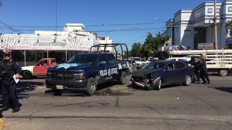 Patrulla da vuelta en &ldquo;U&rdquo; y choca veh&iacute;culo conducido por una mujer
