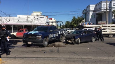 Patrulla da vuelta en &ldquo;U&rdquo; y choca veh&iacute;culo conducido por una mujer