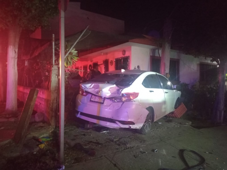 Aparatoso choque deja tres personas lesionadas en la colonia Libertad