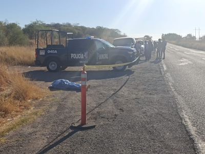 Hallan un hombre ejecutado sobre la carretera M&eacute;xico 15, en Pericos, Mocorito