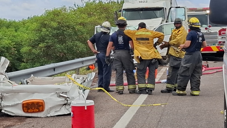 Mueren dos trabajadores de la maxipista tras choque contra tr&aacute;iler en el libramiento Culiac&aacute;n
