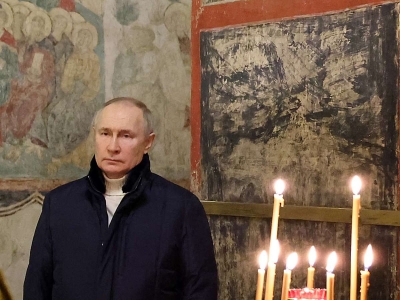 Putin asiste en solitario a misa de Navidad ortodoxa dentro del Kremlin