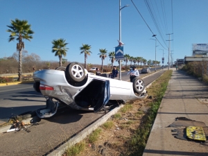 Mujer al volante sufre aparatosa volcadura y vive para contarlo, en Culiac&aacute;n