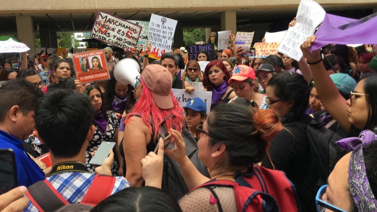 Con marcha, pintas y gritos, mujeres se manifiestan contra la violencia de g&eacute;nero.