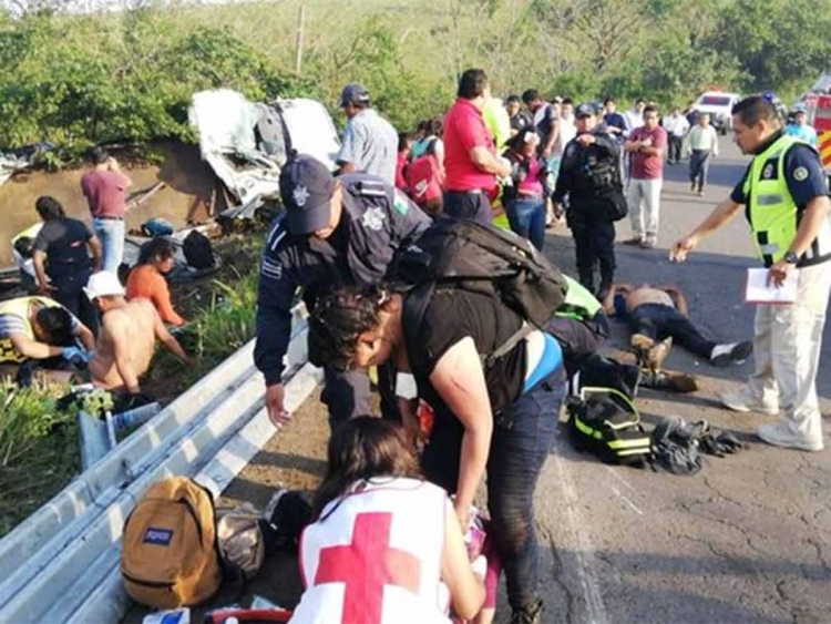Cami&oacute;n en el que viajaban migrantes sufre accidente dejando un muerto y 45 heridos