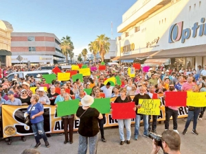 Marchan miles de familias sonorenses contra cobros abusivos de CFE