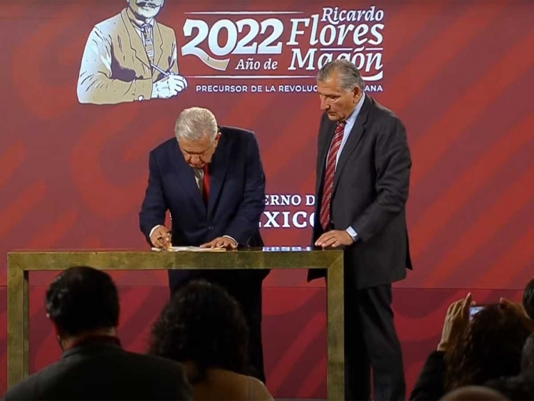 L&oacute;pez Obrador firma decreto para garantizar agua en NL por 10 a&ntilde;os