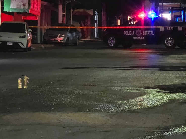 Atacan a balazos una casa, la incendian y dejan artefactos explosivos en la colonia Canaco en Culiac&aacute;n