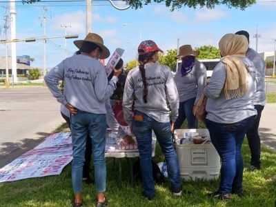 Rastreadoras recurren a la venta de agua en crucero para fondear viaje a CDMX