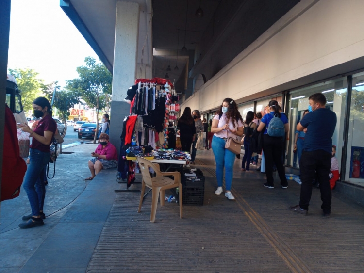 Amenazan comercios establecidos del Centro con salirse a la banqueta