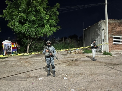 Detienen fuerzas federales a un hombre con 12 explosivos en el interior de un auto, en Los Mezcales, en Culiac&aacute;n