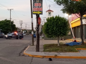 Choca su moto contra un &aacute;rbol y muere, en la colonia El Palmito