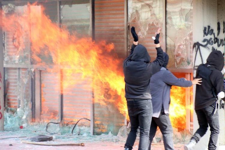 Protesta por violencia de g&eacute;nero termina en actos vandalicos en instalaciones de la UNAM