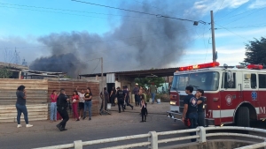 Voraz incendio consume 3 casas en Villa Bonita, en Culiac&aacute;n; hay un responsable detenido