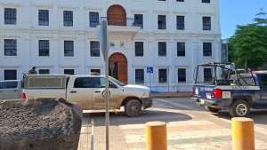 Ataque armado dentro del Ayuntamiento de Navolato deja a 3 personas heridas