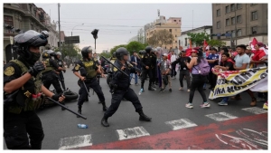 Oposici&oacute;n exige renuncia de la presidenta de Per&uacute;, Dina Boluarte: manifestantes toman Lima