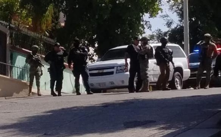 Tras persecuci&oacute;n, atrapan a sujeto con camioneta robada y un arma larga AK-47