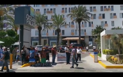 Pescadores bloquean avenida Camar&oacute;n S&aacute;balo frente a hoteles de Quirino Ordaz