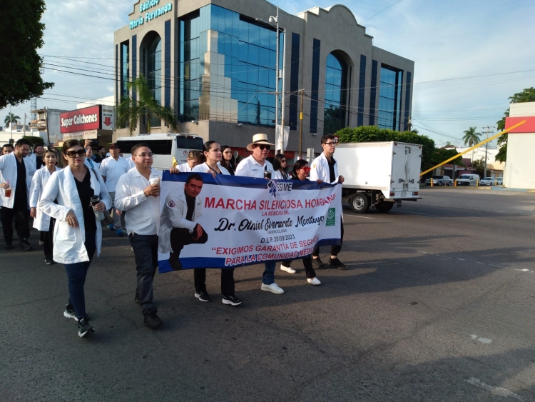 &iexcl;Marcha de m&eacute;dicos! Exigen garant&iacute;as de seguridad para la comunidad m&eacute;dica