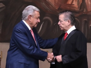 AMLO acepta renuncia de Arturo Zald&iacute;var; analiza terna para sustituirlo en la Corte